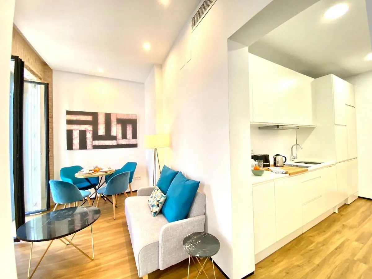 Magnificent Double Bedroom Apartment At Santa Cruz Sevilla