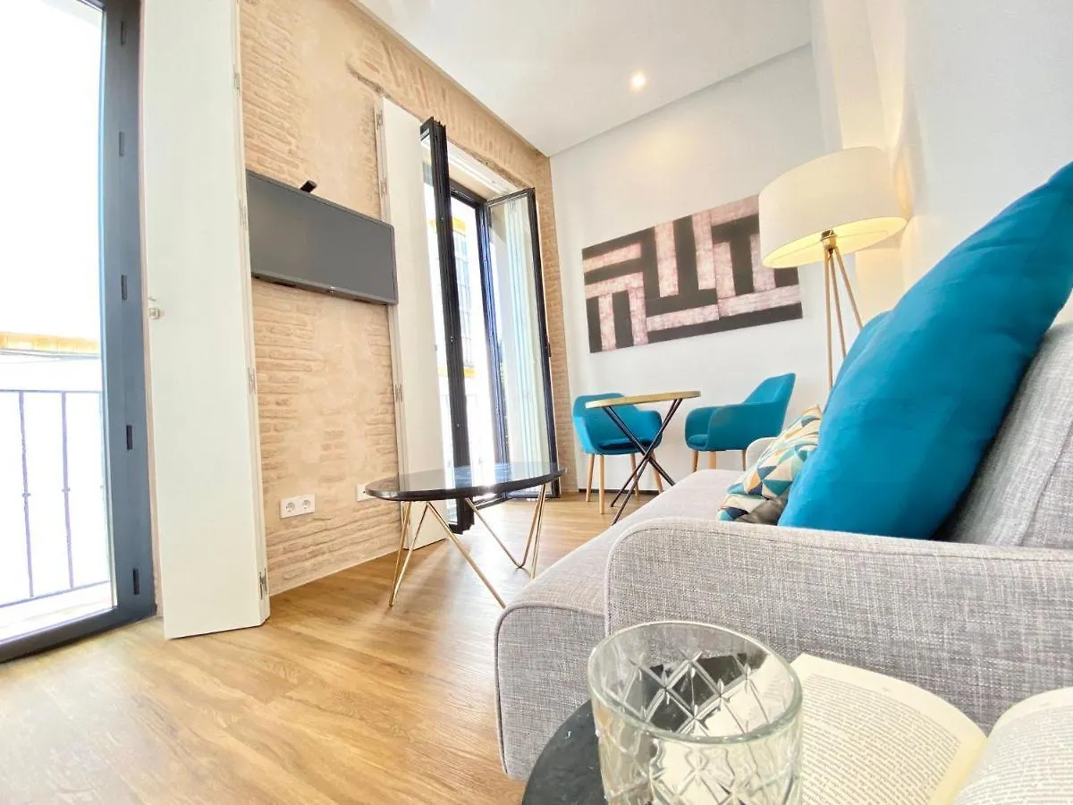 Magnificent Double Bedroom Apartment At Santa Cruz Seville Spain